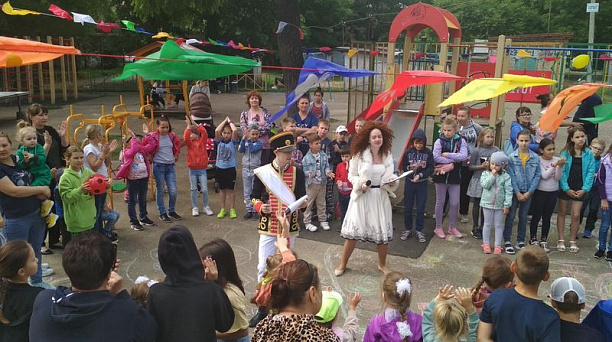 Праздники, приуроченные ко Дню защиты детей, проходят во дворах Центрального округа