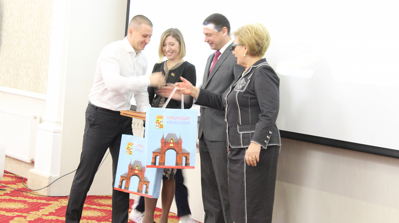 Спортивные итоги года подвели в Краснодаре. Атлетов и тренеров поблагодарил за достижения и поздравил с наступающим 2018 годом мэр Евгений Первышов. Часть 2.