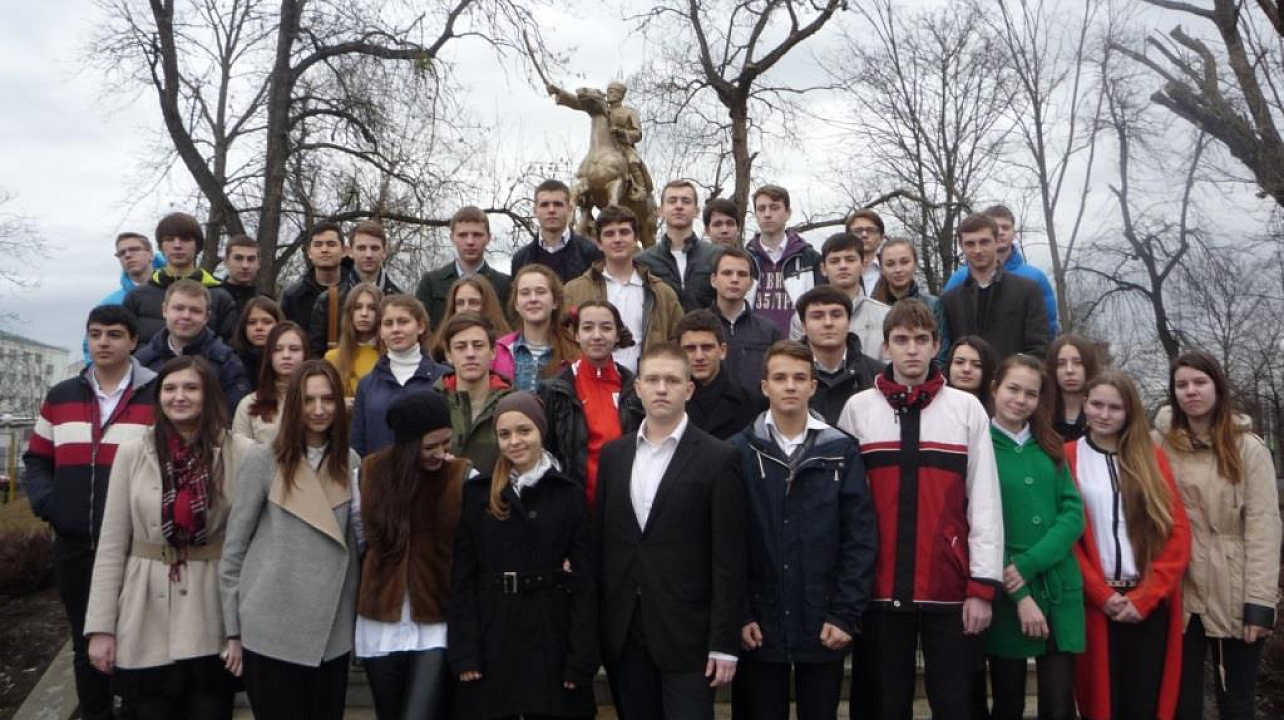 Учащиеся гимназии №18 совершили патриотическую экскурсию по памятным местам кубанской столицы