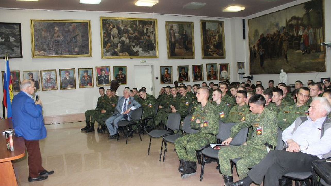 "Боевое братство" провело встречу курсантов с героем труда Кубани, писателем Владимиром Руновым.jpg