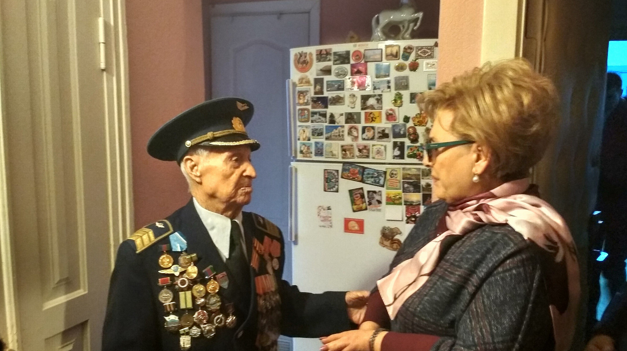 Ветерана Великой Отечественной войны поздравили с Днем воинской славы