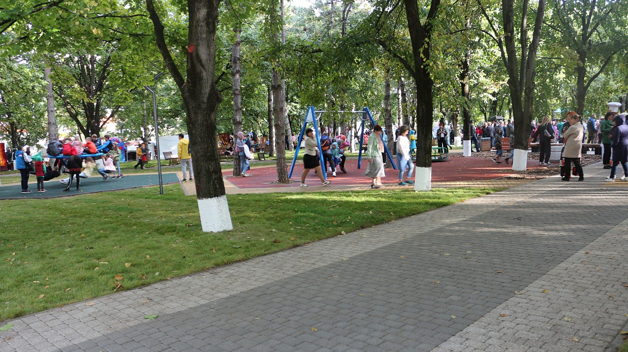 В день города глава Прикубанского округа Александр Журавлев наградил жителей округа за достижения и посетил выставку национальных культур