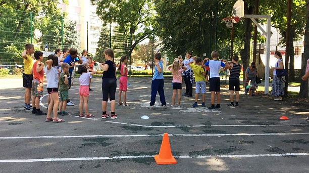 В сквере Дружбы Западного округа прошел детский праздник ко Дню флага