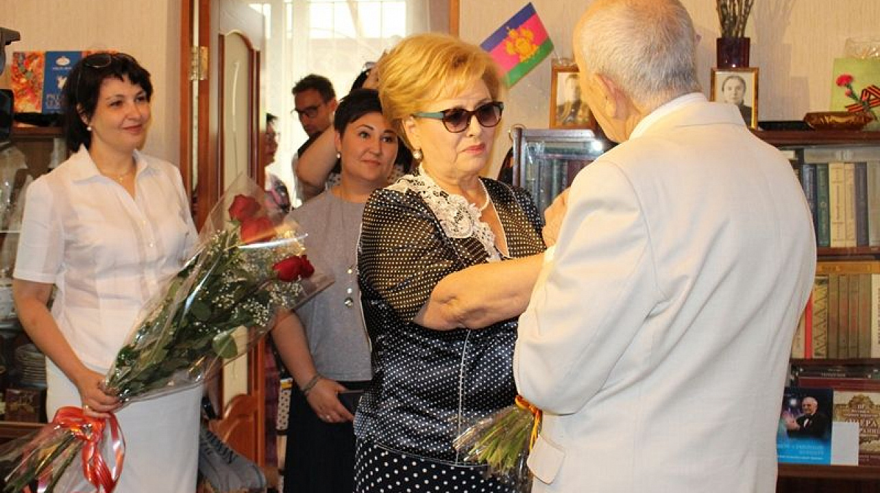 Сегодня заслуженному артисту РСФСР Владимиру Генину вручили знак «Почетный гражданин Краснодара»