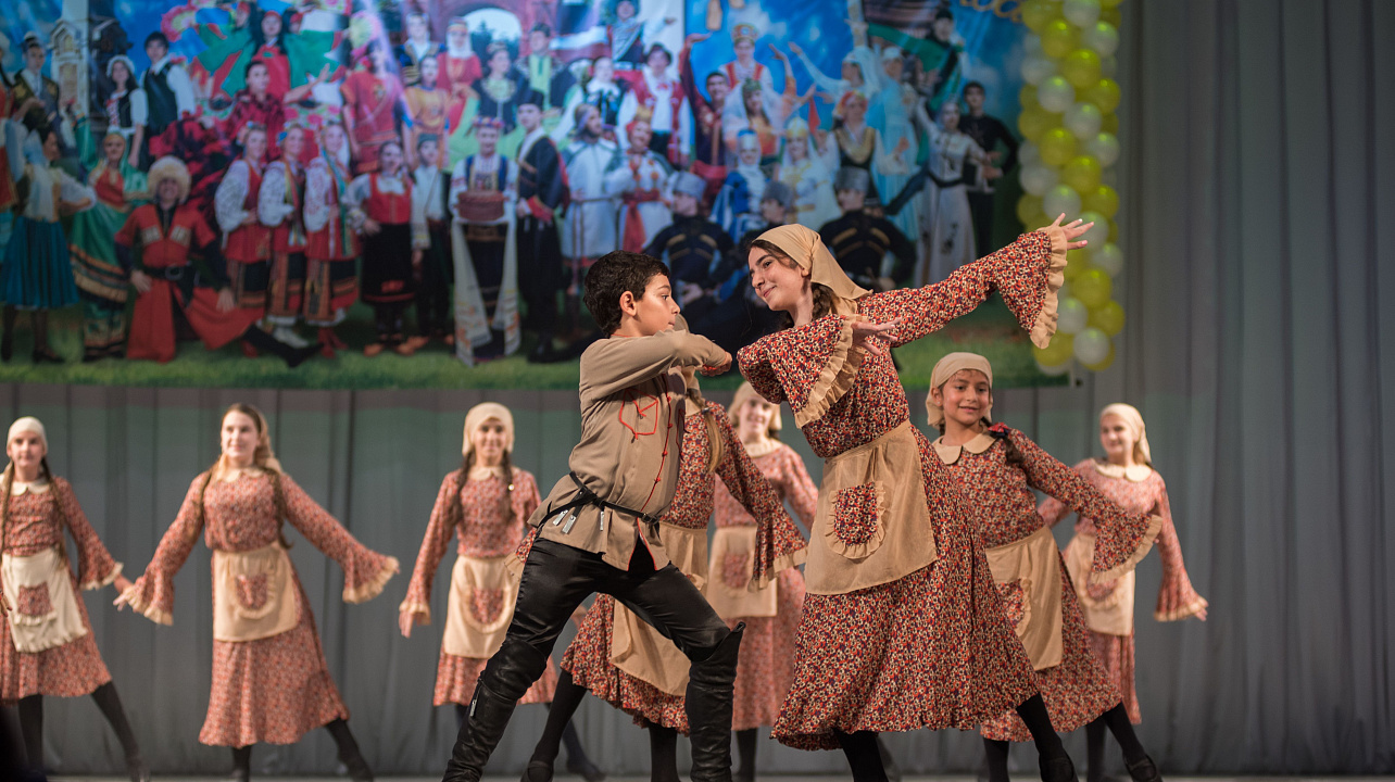 С аншлагом прошёл в Краснодаре традиционный фестиваль национальных культур (9).jpg