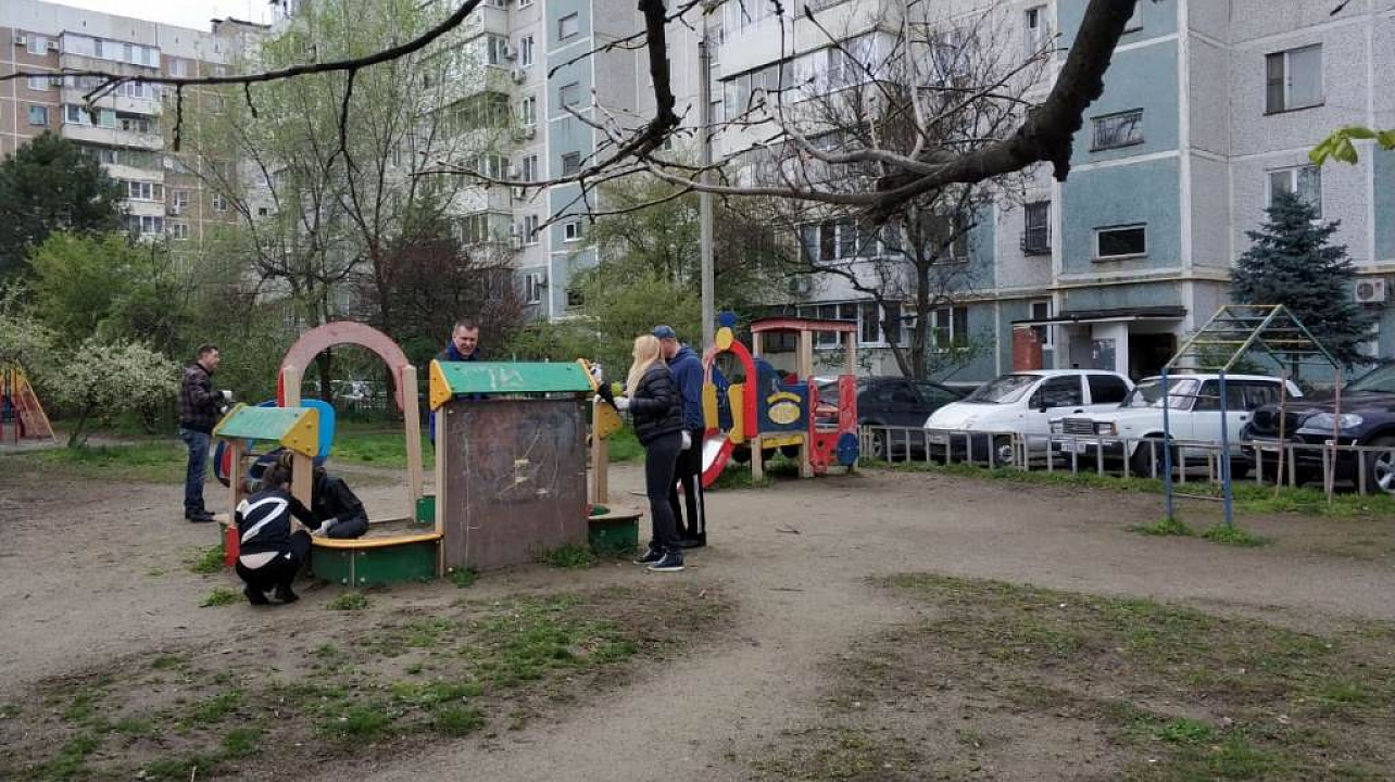 Около 30 тысяч человек вышли на общегородской субботник в Западном округе