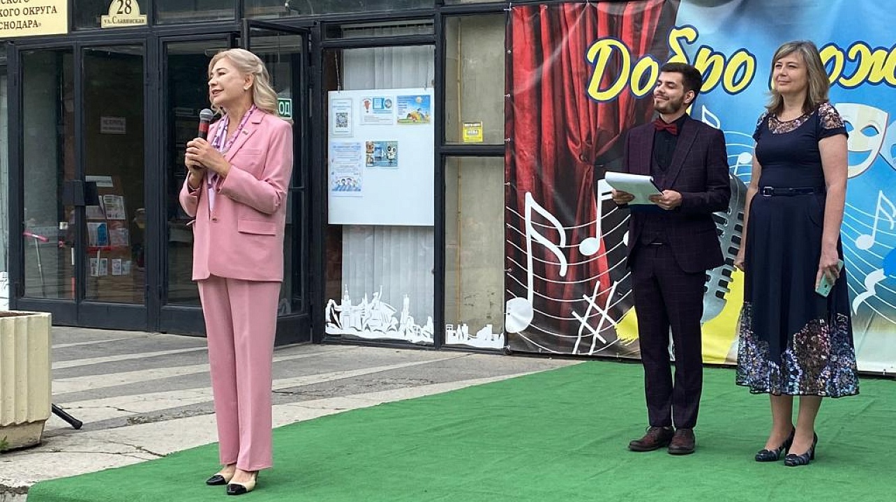 Чудесный детский праздник сегодня прошел в сквере имени Толстого в Славянском микрорайоне 