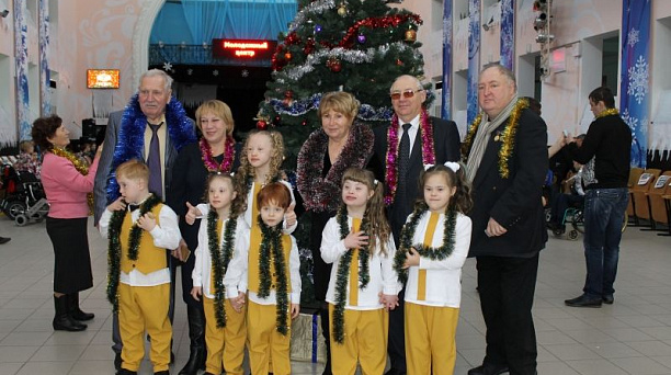 В Молодежном центре прошёл Новогодний бал инвалидов-колясочников