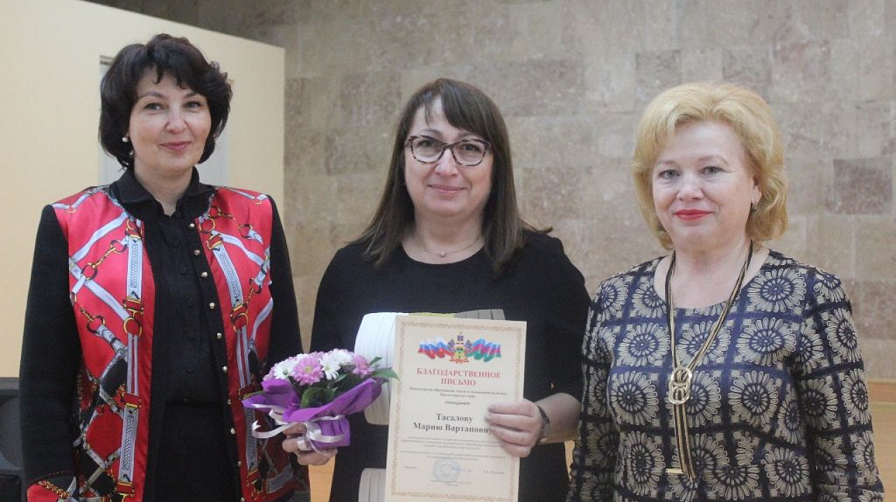 В администрации Центрального округа поздравили учителей и воспитателей с профессиональными праздниками