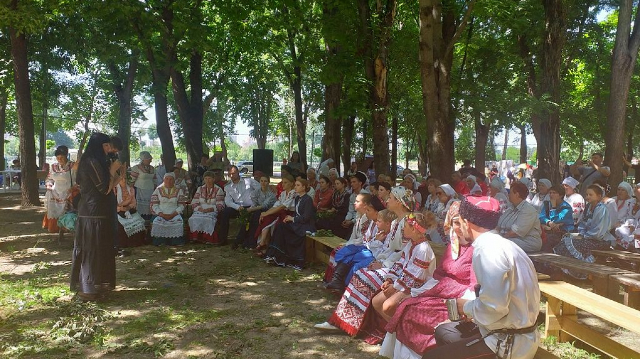 В  парке им. 30-летия Победы прошли мероприятия в рамках фестиваля «Троицкий хоровод» им. Елены Горбуновой