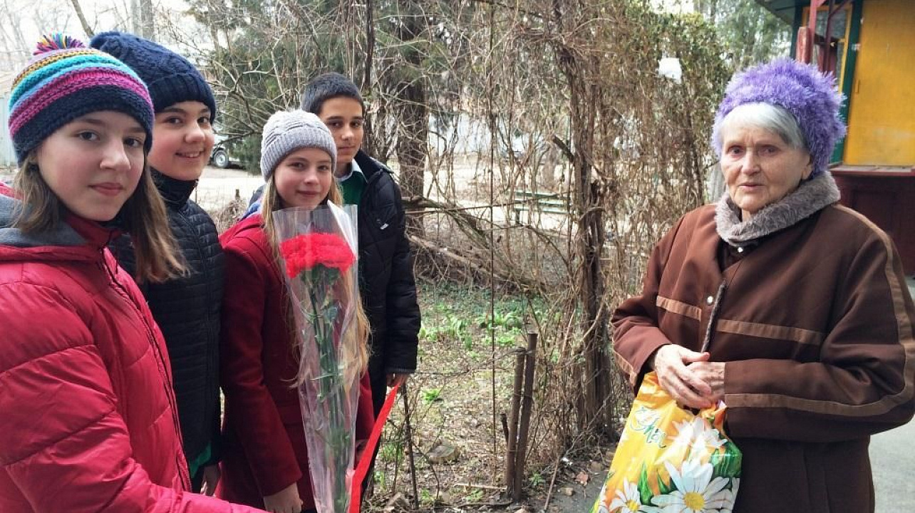 Тимуровцы гимназии №18 Прикубанского округа помогают ветеранам