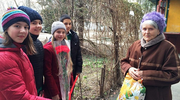 Тимуровцы гимназии №18 Прикубанского округа помогают ветеранам