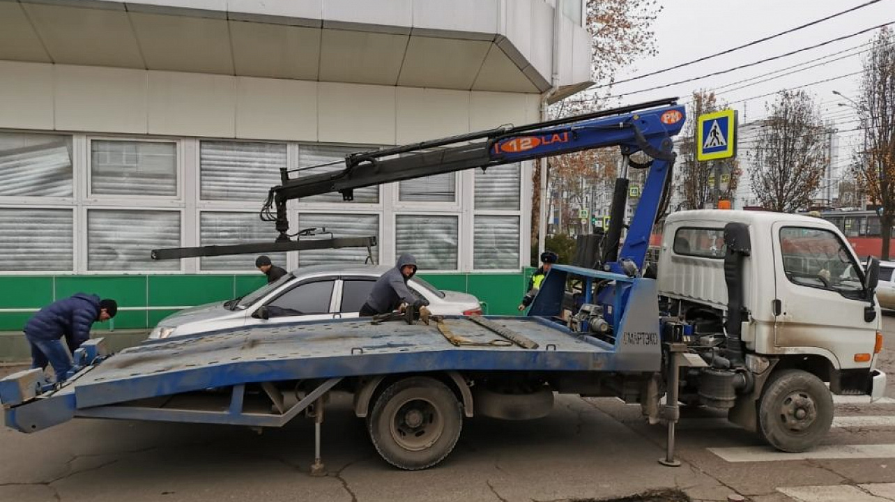 В Краснодаре незаконно припаркованный транспорт вдоль КубГУ отправили на штрафстоянку