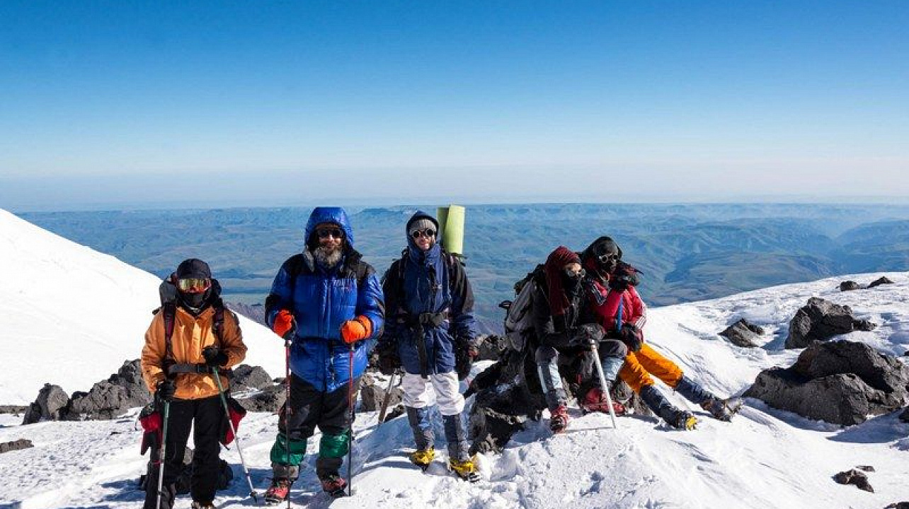 Учащийся гимназии № 92 совершил восхождение на вершину Эльбрус