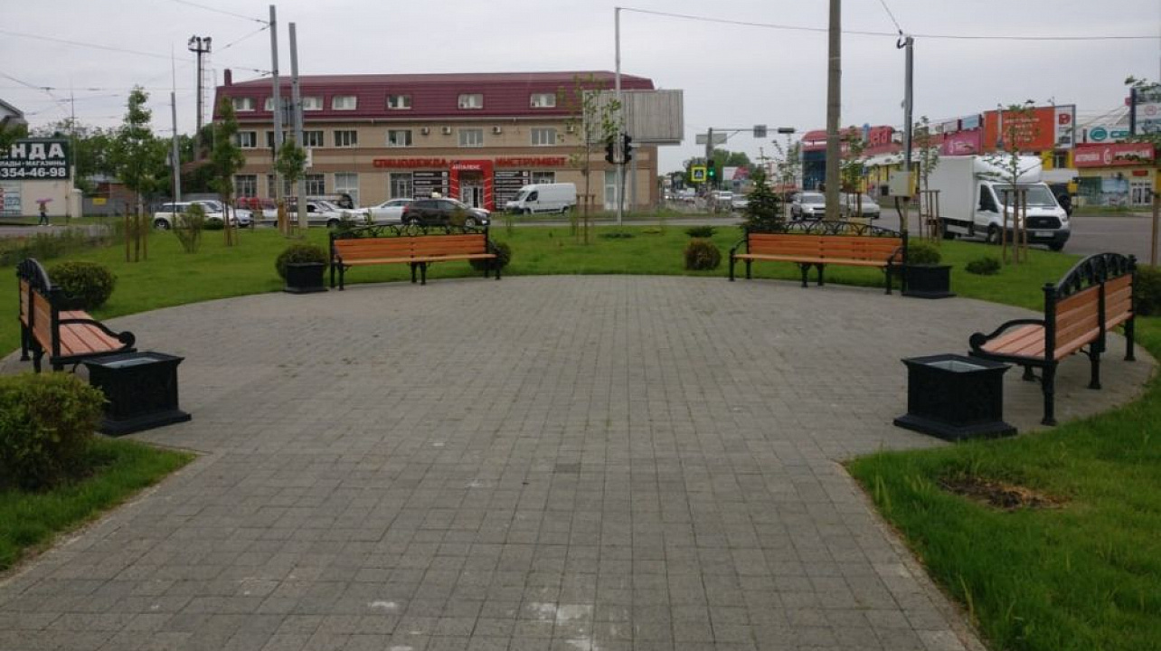 В сквере «Крымском» Краснодара завершили укладку плитки и установили лавочки