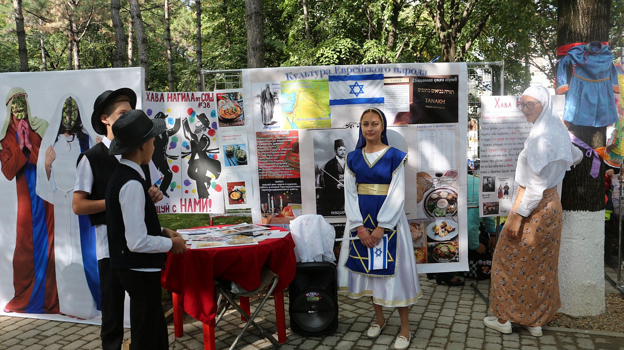 В день города глава Прикубанского округа Александр Журавлев наградил жителей округа за достижения и посетил выставку национальных культур