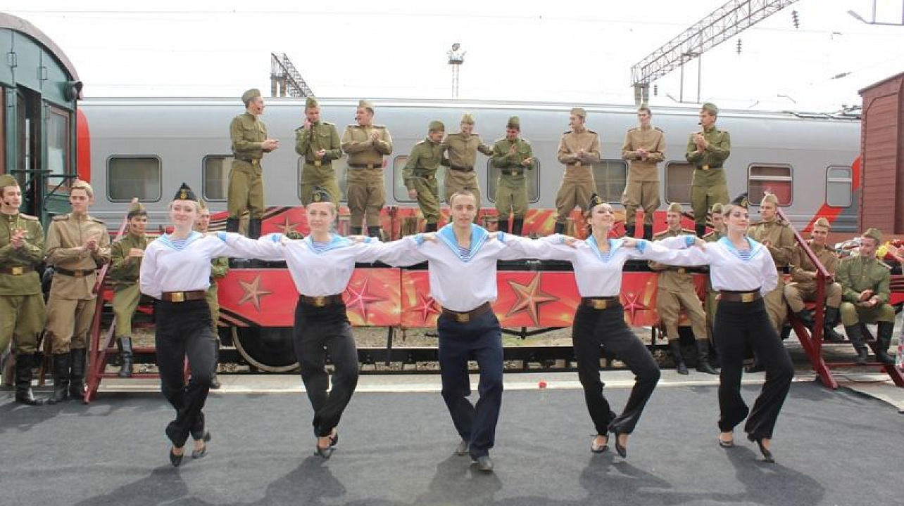 Жители Центрального округа встретили поезд Победы