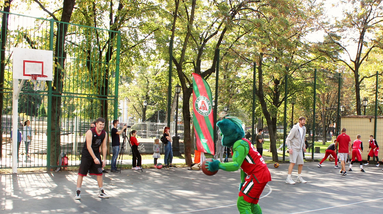 В Западном округе провели мастер-класс по баскетболу в рамках акции Спортсмены нашего двора_ _.jpg