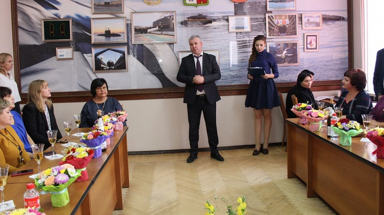 Педагоги Западного округа принимают поздравления с профессиональным праздником