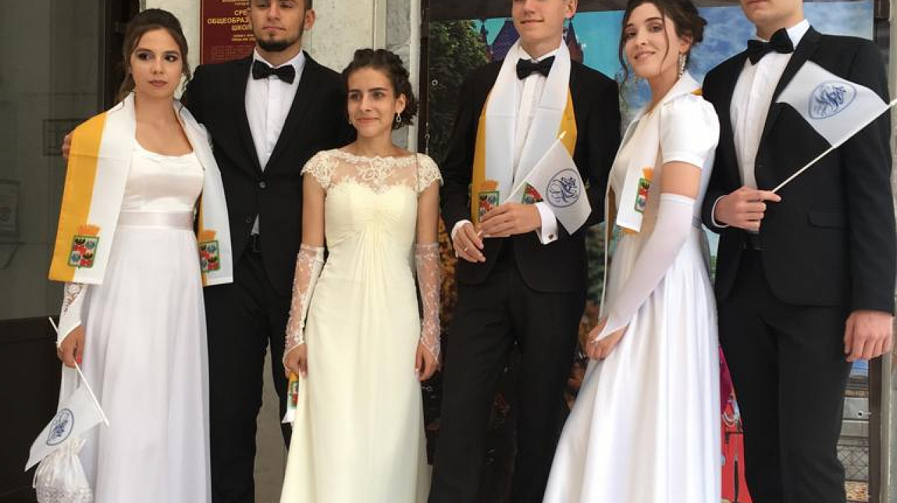 Лучшие выпускники школ Западного округа побывали на Губернаторском балу