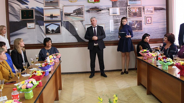 Педагоги Западного округа принимают поздравления с профессиональным праздником