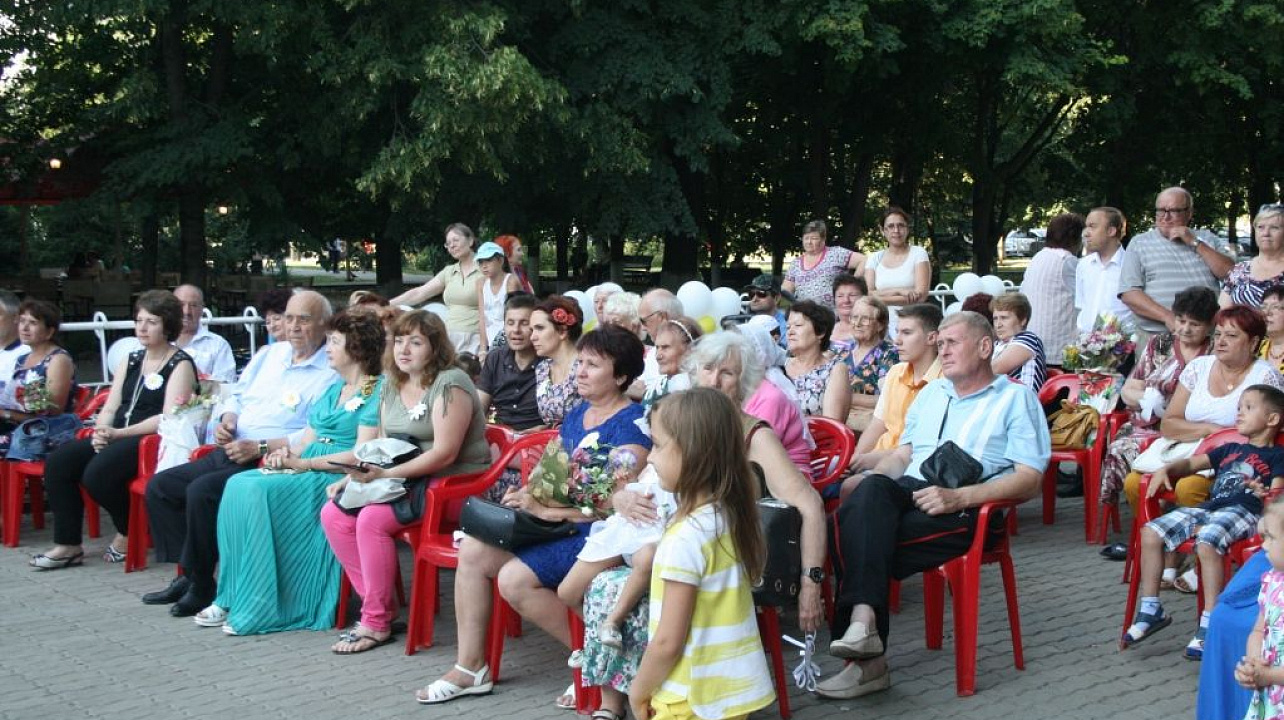 В сквере «Фестивальный» прошел праздник, приуроченный ко Дню семьи, любви и верности