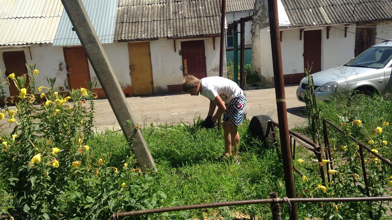 Молодые патриоты Прикубанского округа оказали помощь ветерану войны