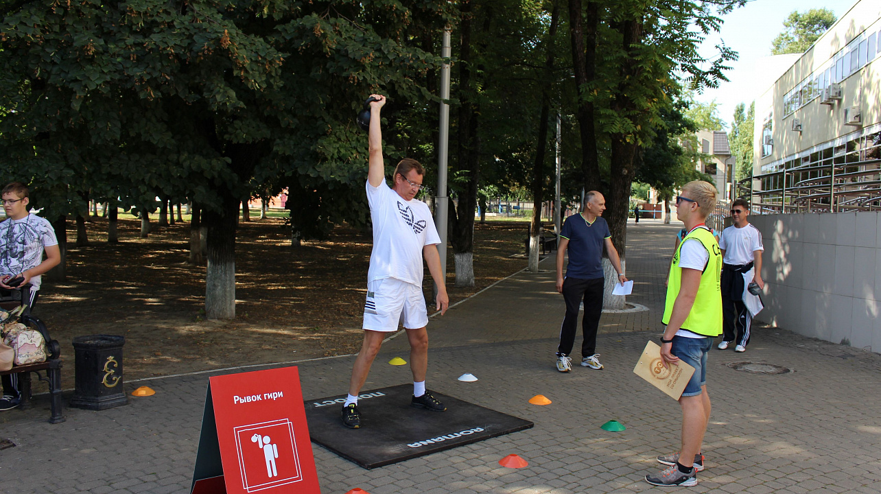 Администрация Западного внутригородского округа приняла участие в выполнении нормативов ГТО