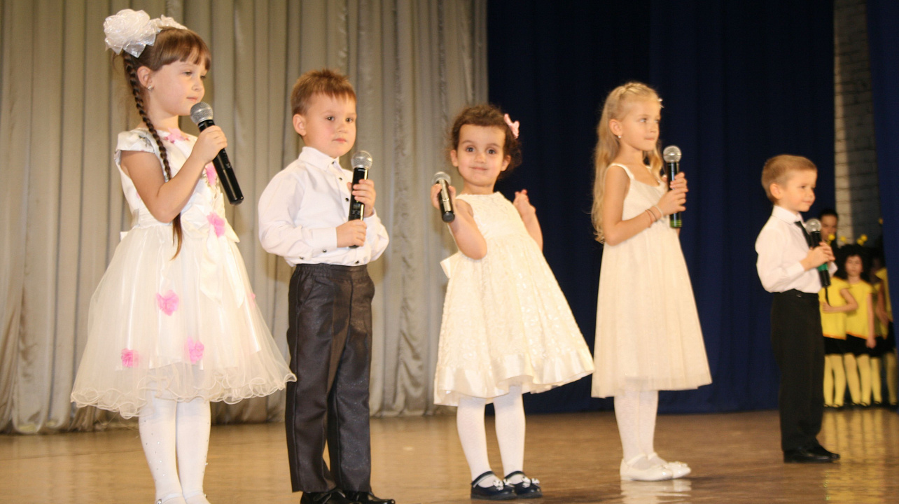 Депутат Государственной Думы Российской Федерации Дмитрий Ламейкин и глава Прикубанского округа Александр Журавлев поздравили многодетных мам с Днем матери