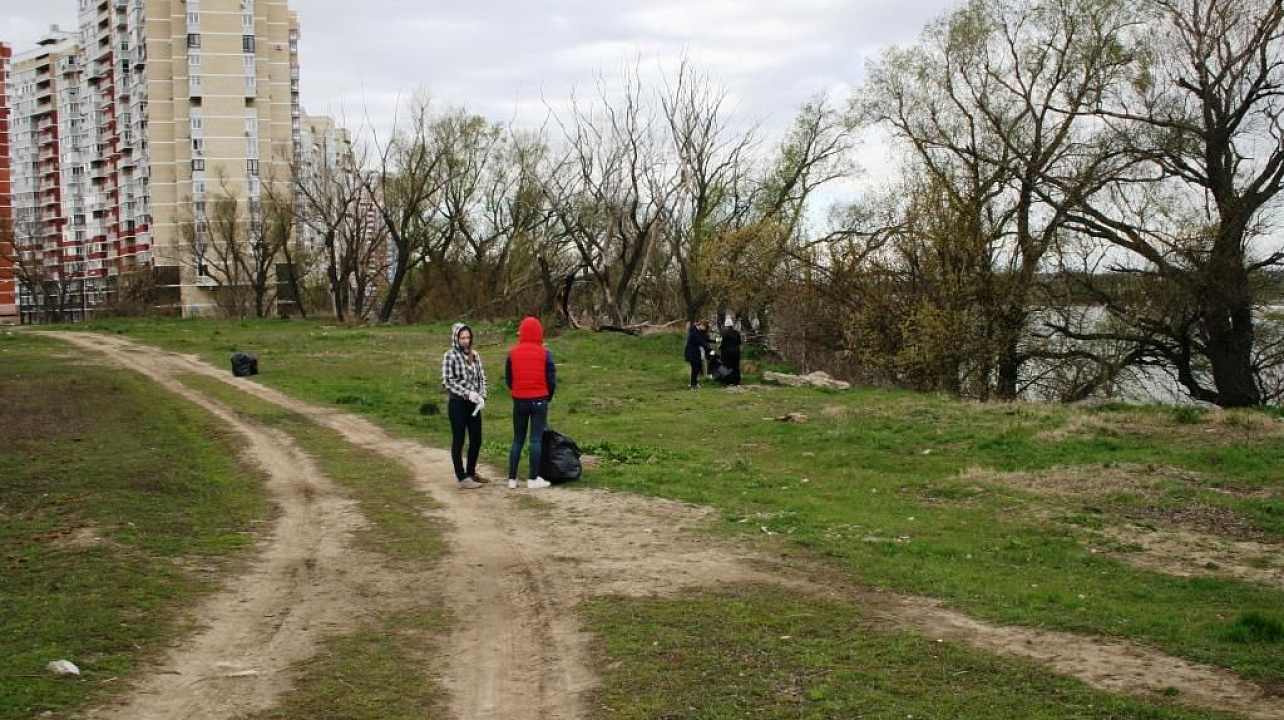 Студенты аграрного университета приняли участие в субботнике на берегу реки Кубань