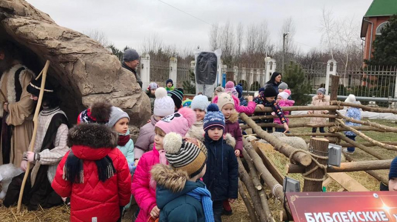 Воспитанники детского сада Западного округа посетили Храм Рождества Христова