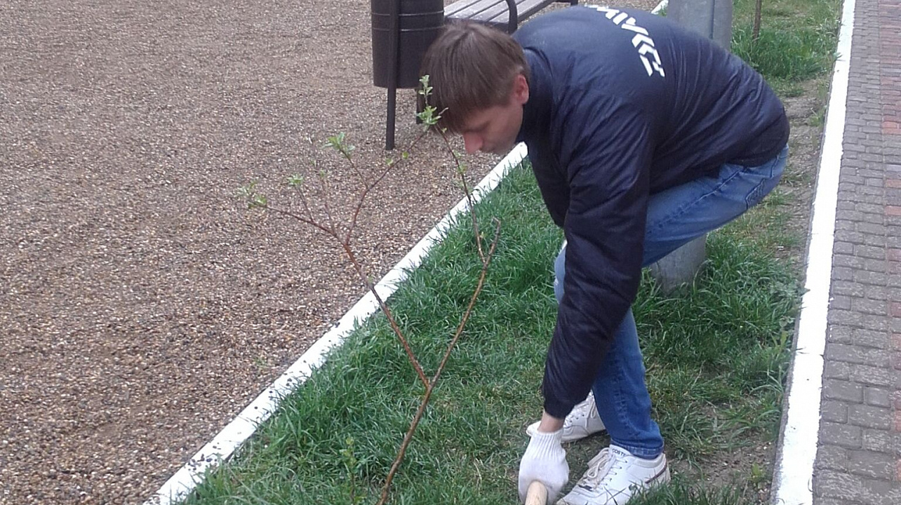 Жители дома по улице Жигеленко, 4, привели порядок придомовую территорию