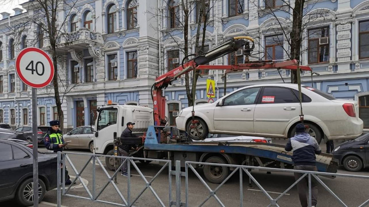 В Краснодаре неправильно припаркованный транспорт отправили на штрафстоянку