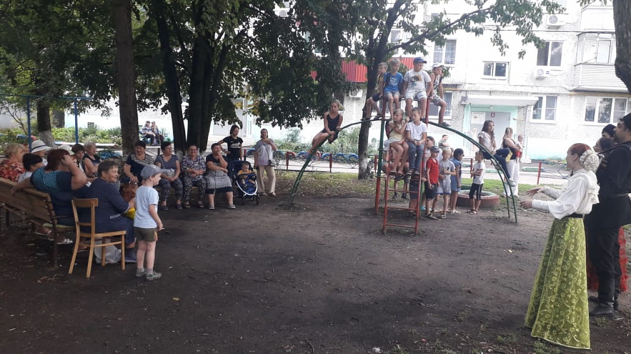 Народный ансамбль песни «Славица» выступил для жителей Индустриального