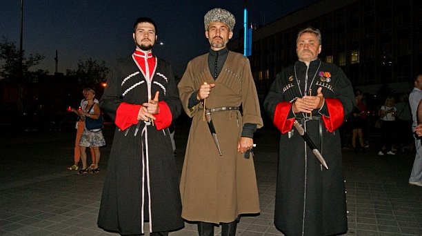 Казаки возложили венки и цветы к Вечному огню