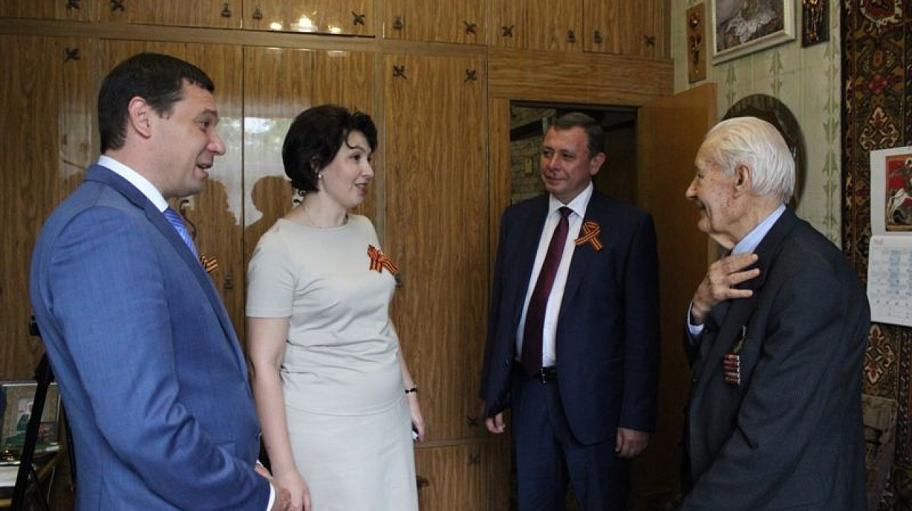 Глава Краснодара Евгений Первышов и глава Центрального округа Елена Малова поздравили на дому ветерана ВОВ, панфиловца Василия Кузьменко