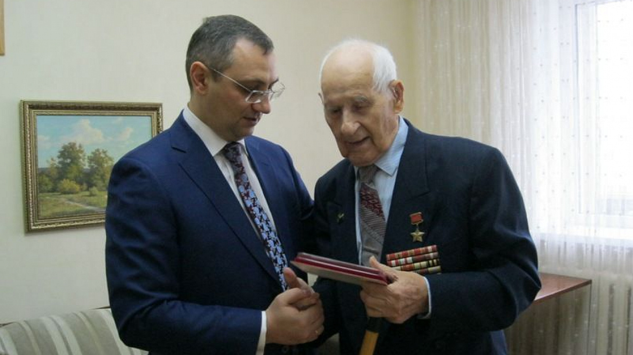 Герою Советского Союза Николаю Павловичу Жугану вручили нагрудный знак «75 лет битвы за Москву»