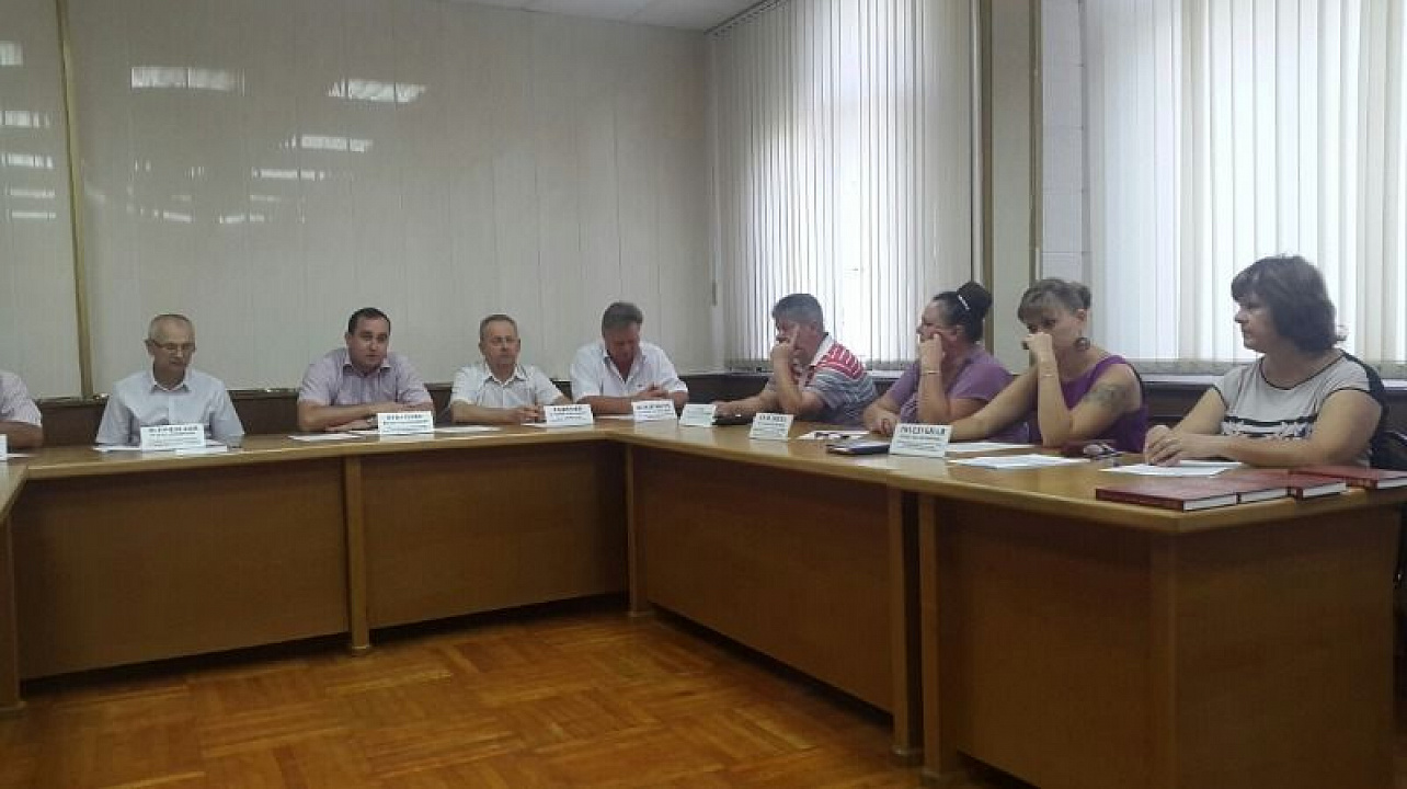 На Совете общественности Прикубанского округа Константин Бондарев представил свою новую книгу.jpg