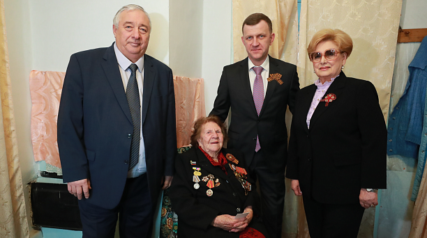 Евгений Наумов и Вера Галушко вручили медаль к 80-летию Победы Почётному гражданину Краснодара, участнице войны Галине Вшивцевой