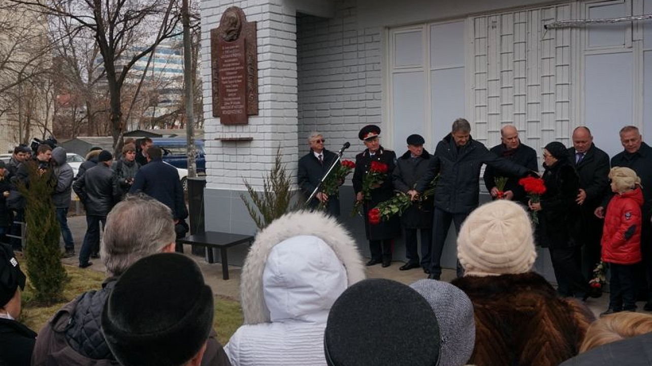 В Центральном округе открыли мемориальную доску памяти Николая Кондратенко