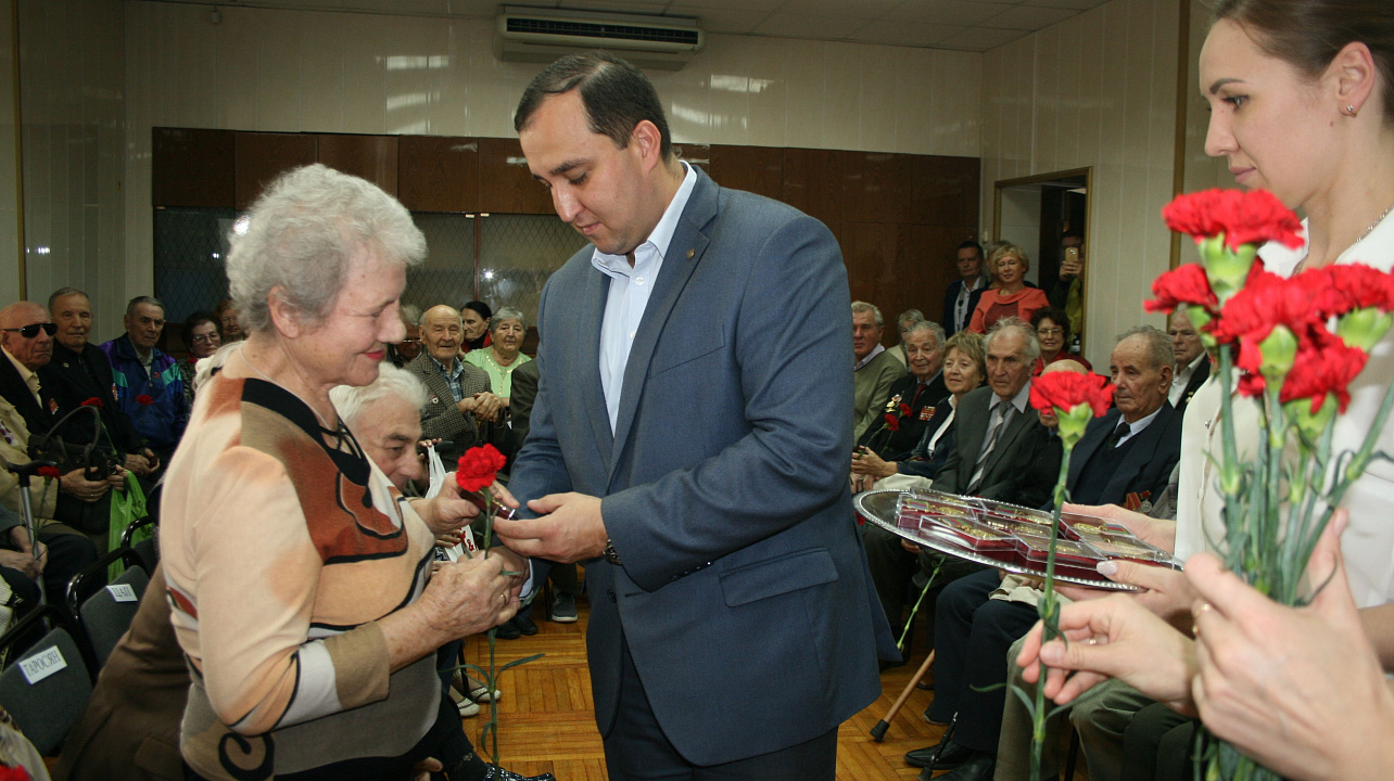 В Прикубанском округе вручили юбилейные медали в связи с 75-летием освобождения Кубани