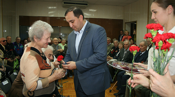 В Прикубанском округе вручили юбилейные медали в связи с 75-летием освобождения Кубани