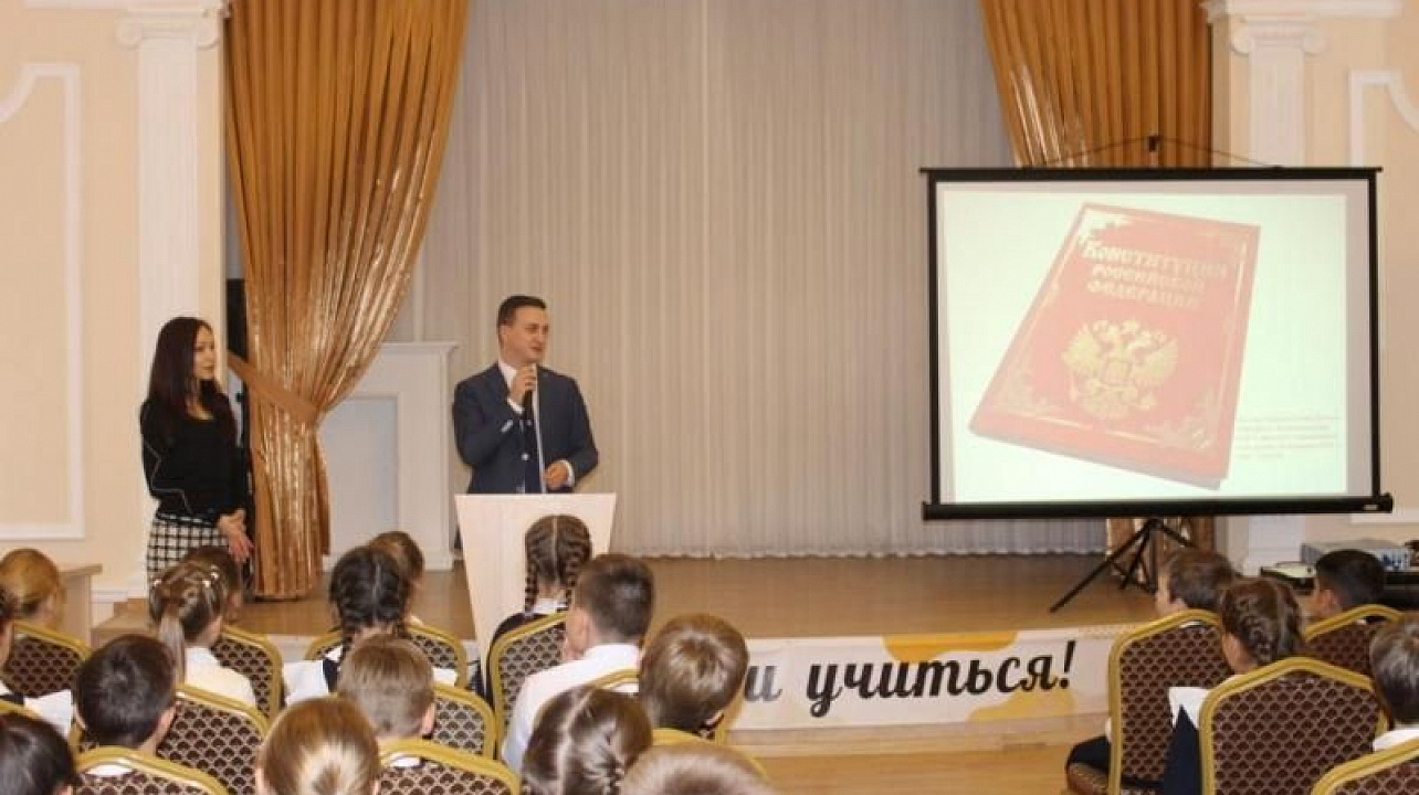 В Центральном округе прошла социально-просветительская акция «Знаю Конституцию России»