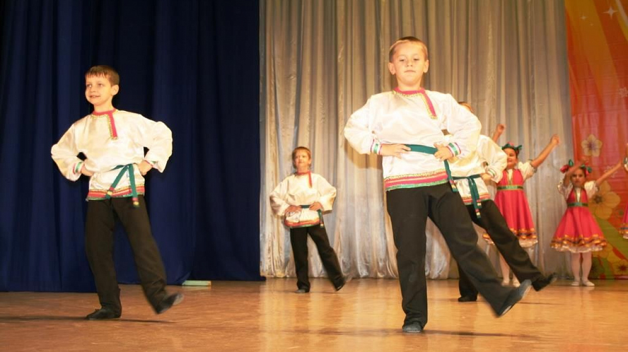 Творческие коллективы Прикубанского округа дали большой концерт в честь Дня матери