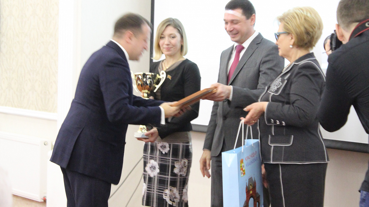 Спортивные итоги года подвели в Краснодаре. Атлетов и тренеров поблагодарил за достижения и поздравил с наступающим 2018 годом мэр Евгений Первышов. Часть 2.