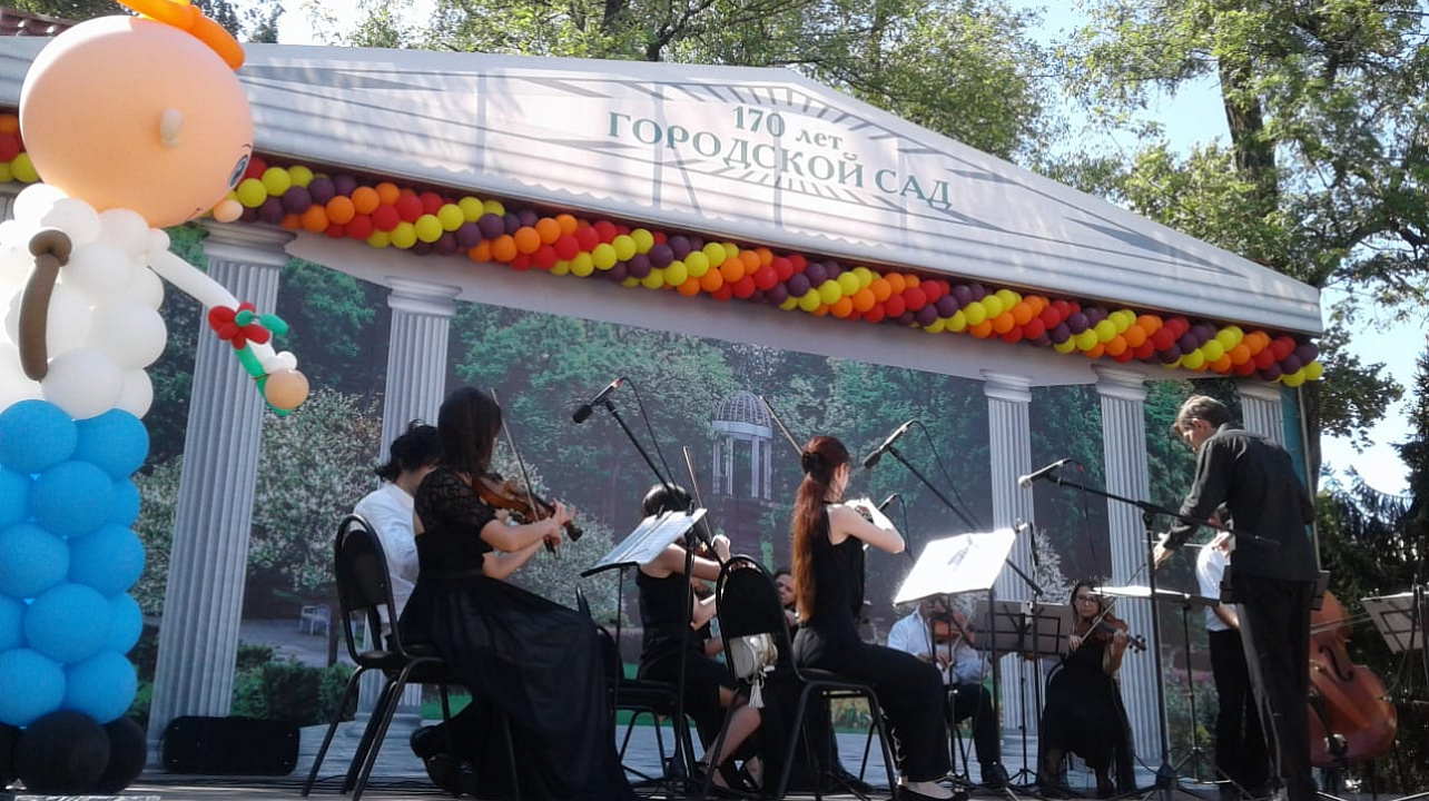 В парках Западного округа состоялись концерты ко Дню Знаний