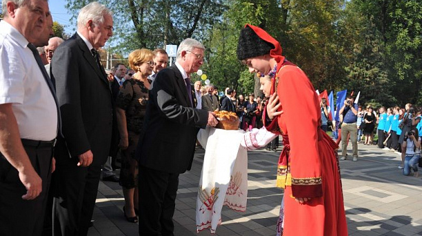 Владимир Евланов побывал на празднике национальных культур в Центральном округе Краснодара