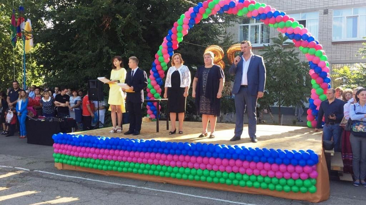Депутат гордумы Дмитрий Оберемченко поздравил учащихся школ №№42 и 63 с Днём знаний