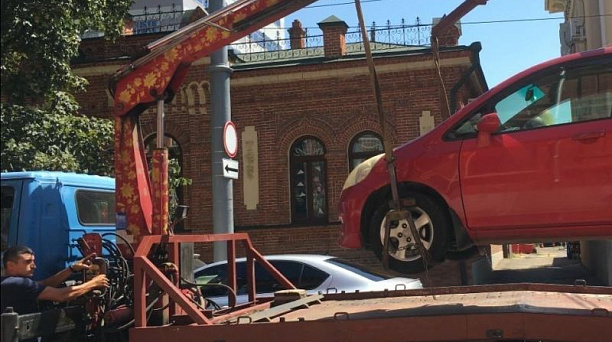 В Краснодаре от незаконно припаркованного транспорта очистили ул. Красноармейскую