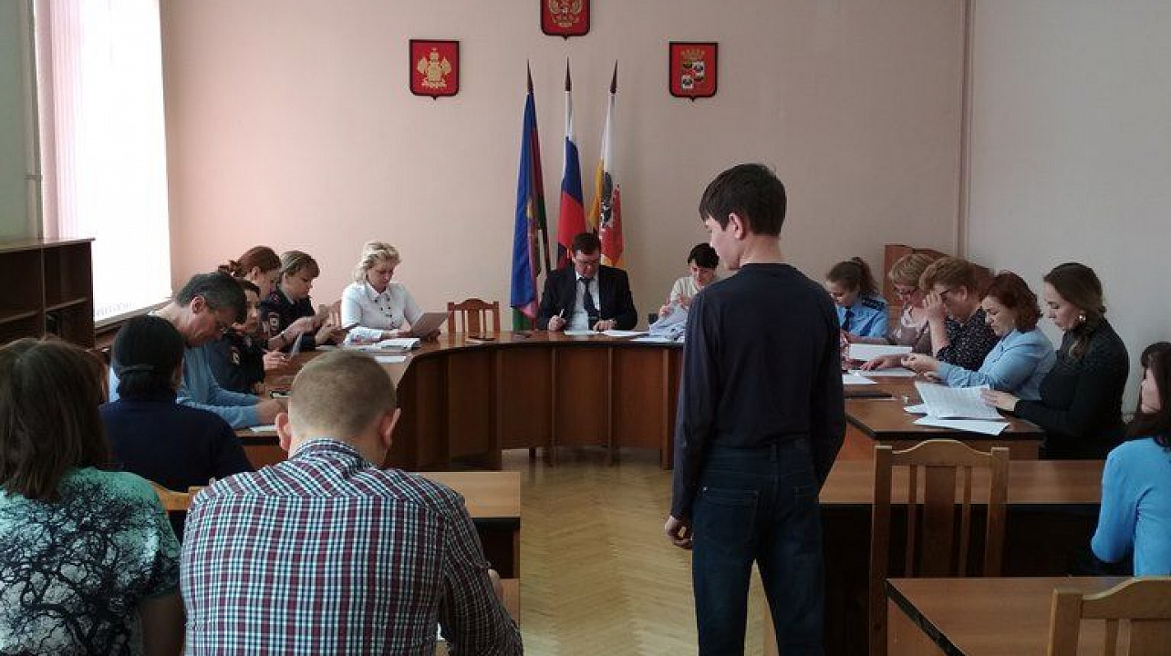 В Западном  округе состоялось очередное заседание комиссии по делам несовершеннолетних и защите их прав.